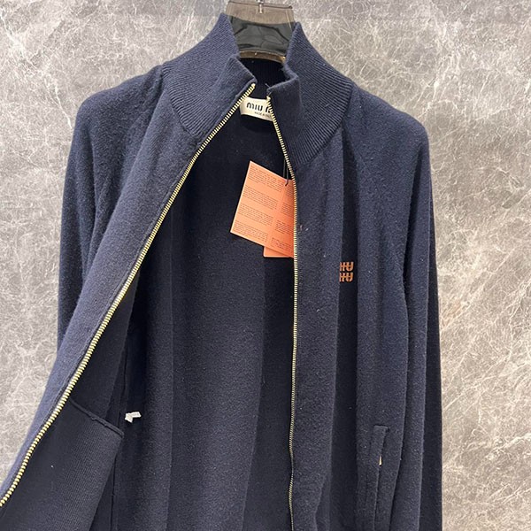 24FW ミュウミュウ コピー スタンドカラー ジッパー レザー ロゴ レタード ニット カーディガン ジャケット mya10783
